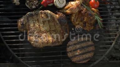 Bbq汉堡切块、牛肉牛排、烤架上的鸡腿、新鲜蔬菜、腌制食品和夏季野餐专用食品、航班